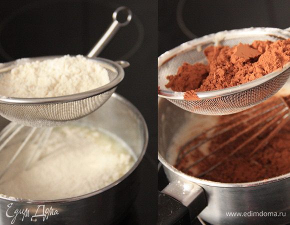 Добавить просеянные муку и какао. Хорошо перемешать.