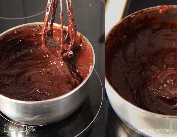 Варить до густоты примерно минут 20, иногда помешивая, дабы препятствовать образованию больших комочков, (маленьких можете не пугаться, они вовсе не страшны). Добавить сливочное масло. Снова перемешать, накрыть пищевой плёнкой и убрать на 2 часа в холодильник.
