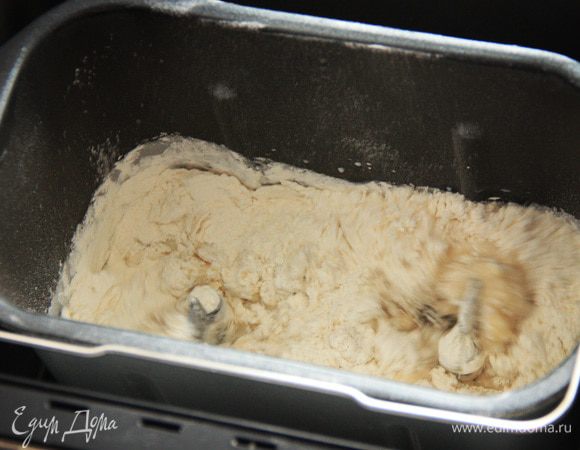 Дрожжевое тесто я замешивала в хлебопечке. Сгрузить туда сначала жидкие ингредиенты, следом отправить 3/4 части муки. При необходимости добавить оставшуюся часть. Достать тесто из агрегата и переложить его в ёмкость, которую в свою очередь накрыть плёнкой и поставить в тёплое место, чтобы тесто там поднималось.