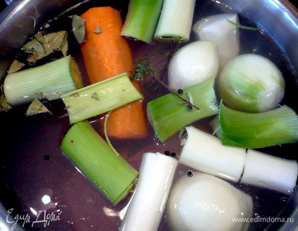 Варим бульон. Чистим овощи, режем крупно. Кладем овощи и промытое в проточной воде мясо, тимьян и перец в кастрюлю и заливаем водой (у меня была кастрюля объемом 5 литров, получилось 3 литра бульона, конечно, для пяти горшочков хватит и в два раза меньшего количества, но я готовила суп на два дня). Ставим на огонь, доводим до кипения и снимаем пену. Варим, прикрыв крышкой, до готовности мяса, на средне-медленном огне примерно полтора часа. Процеживаем бульон. Мясо возвращаем в бульон.