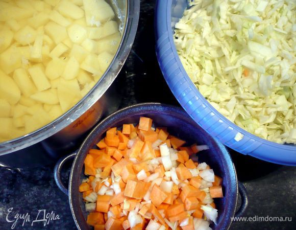 Чистим картофель, режем его на кусочки, желательно поменьше, это вкуснее, также чистим морковь, лук и чеснок. Режем также меленько. Грибы режем на пластиночки. Капусту шинкуем и посыпаем солью, обминаем руками, чтобы она дала сок.  