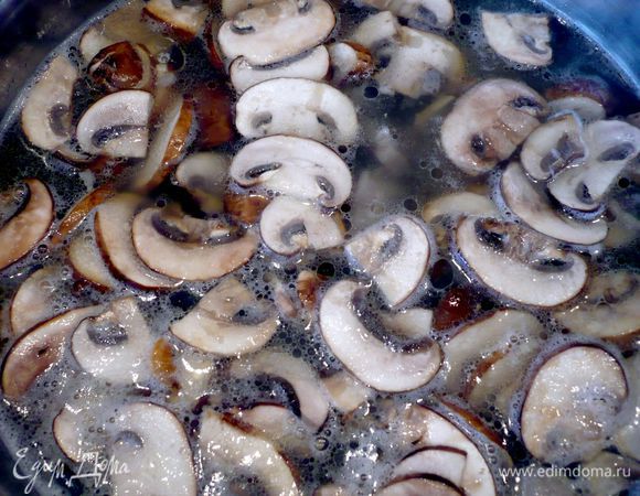 Разогреваем в сковороде сливочное масло и обжариваем грибы до золотистого цвета.    Кладем картофель, капусту и грибы в бульон и варим на медленном огне. 