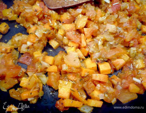 Помидоры заливаем кипящей водой и оставляем на пару минут. Снимаем кожу и режем на кусочки. Затем разогреваем оливковое масло и обжариваем морковь, лук, помидоры и чеснок, солим, перчим и добавляем сухие травы. 