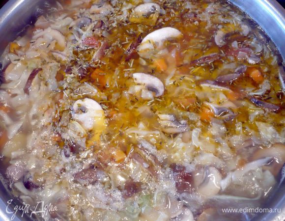 Отправляем заправку в суп. Варим еще примерно минут двадцать, затем солим и перчим по вкусу и снимаем с огня, накрываем крышкой. 
