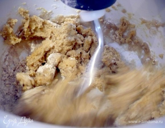 Для теста смешиваем все ингредиенты и замешиваем однородное и эластичное тесто. 