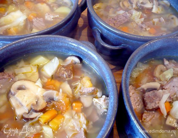 Разливаем суп по горшочкам (лучше до половины, чтобы тесто не соприкасалось с супом). Я использовала сначала четыре горшочка, а пятый заполняла и накрывала тестом вечером... для пришедшего с работы мужа. Смазываем горшочки по внешнему верхнему краю белком. 