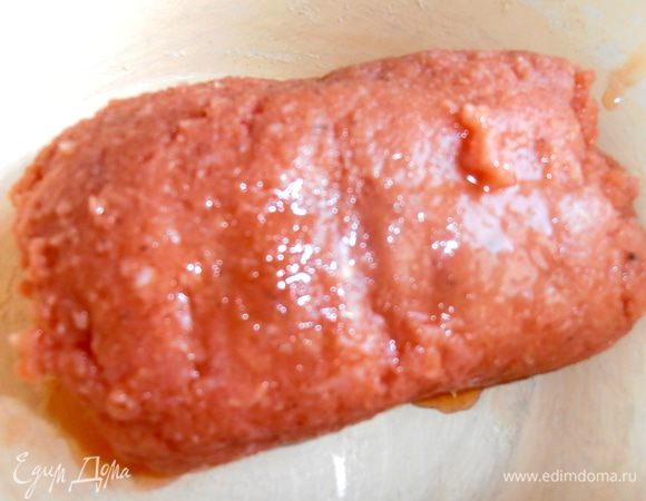 Вынимаем фарш из брикета в миску...Котлетки из него можно посмотреть здесь http://www.edimdoma.ru/retsepty/31486-rybnyy-den