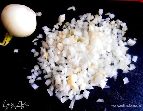 Лук мелко покрошить.Можно взять лук-порей.