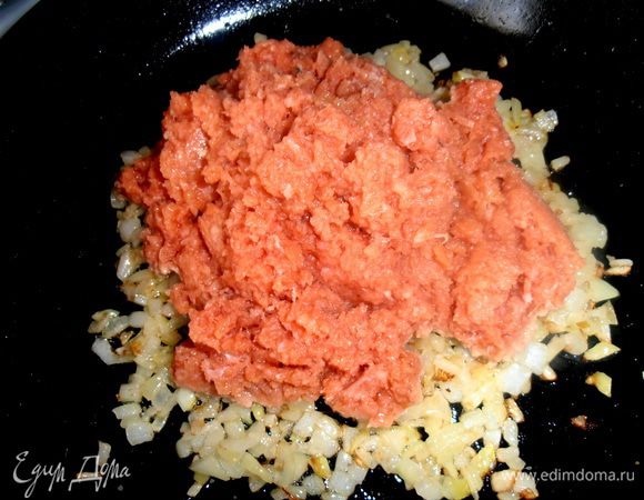 К луку отправляем фарш.