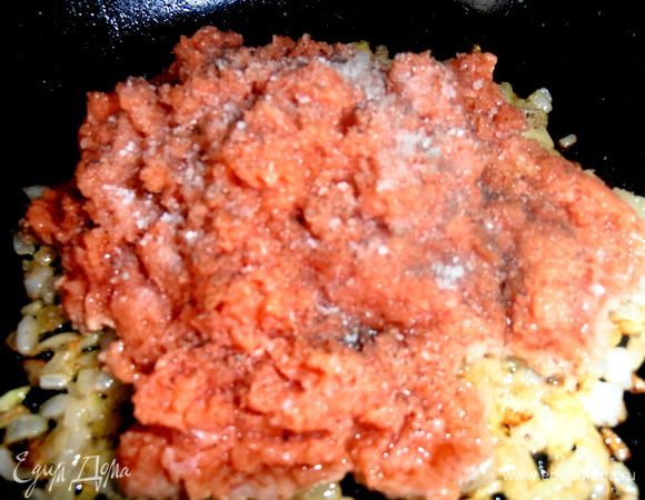 Посолить,поперчить как на котлеты. Можно использовать приправу для рыбы!