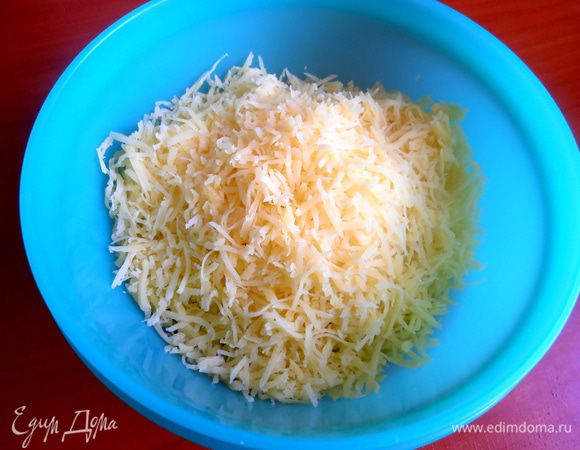 Сыр натереть на мелкой тёрке.