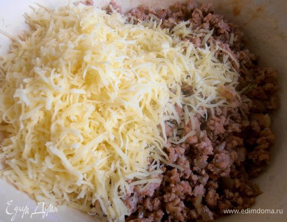Соединяем с фаршем сыр.
