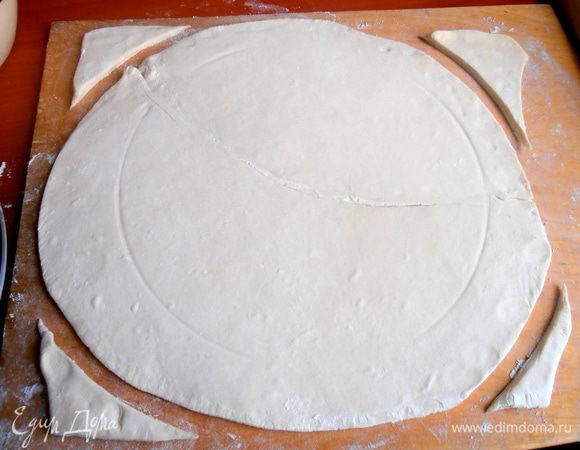 У меня тесто состояло из двух пластов,которые я соединила швом между собой,раскатала и наметила большой круг.