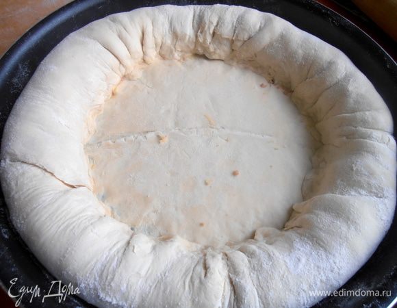 Загибаем края теста и плотно-плотно защипываем, образуя кольцо!Центр часто-часто наколоть вилкой,чтобы не поднялся бугром!