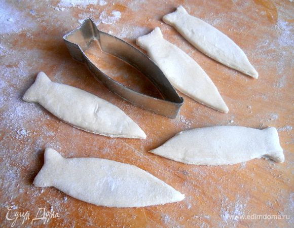 Из оставшихся уголков-обрезков теста получилось несколько рыбёшек!