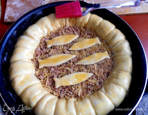 Взбалтываем яйцо в чашке и смажем всё тесто в пироге.