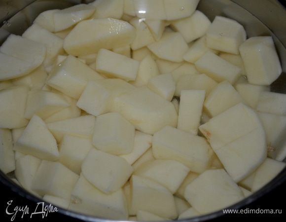 Очищенный и порезанный картофель отварить до готовности.