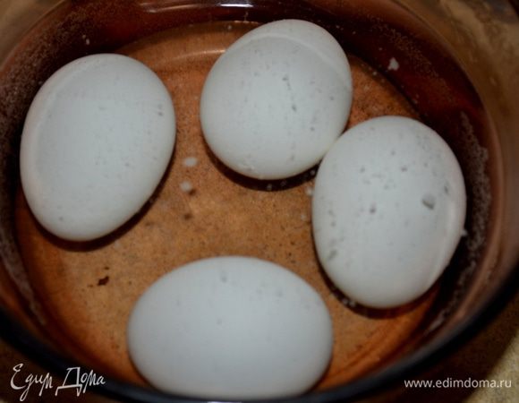 Яйца положить в небольшую кастрюлю, чтоб вода покрывала их полностью водой, посолить. Как закипит снять с огня, закрыть крышкой и дать постоять 10 мин. Главная задача, чтоб желток был жидким,а белок сварился. Не страшно, если у вас он полностью сварился. Просто салат будет чуть другим  .
Яйца охладить холодной водой. Почистить и порезать осторожно как полностью остынуть, желток выложить на отваренный картофель. Перемешать.