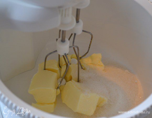Масло комнатной температуры взбить с сахаром и ванильным сахаром в течение 7 мин.