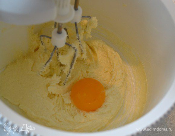 Добавить желток. Снова взбить до однородности.