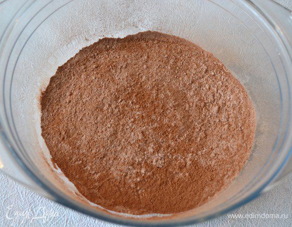 Просеять муку, соль и какао. 