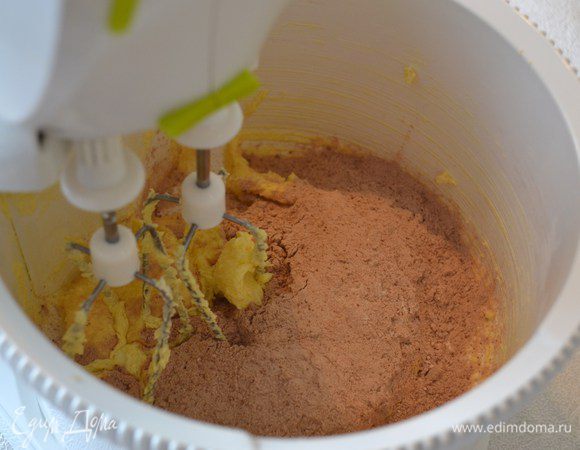 Просеянную сухую смесь добавить к маслу. Взбить до однородной консистенции.