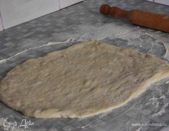 Когда оба вида теста будут готовы, раскатать дрожжевое на присыпанном мукой столе в прямоугольный пласт с примерными размерами 40х25 см.