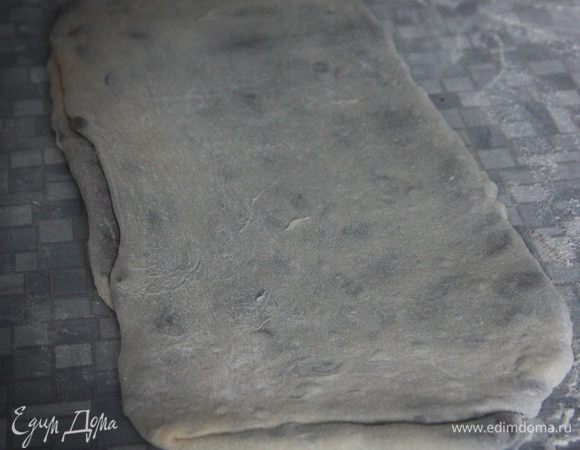 Сложить тесто ещё в 4 раза и снова раскатать до параметров ~50х20 см. В итоге должно выйти как-то так.