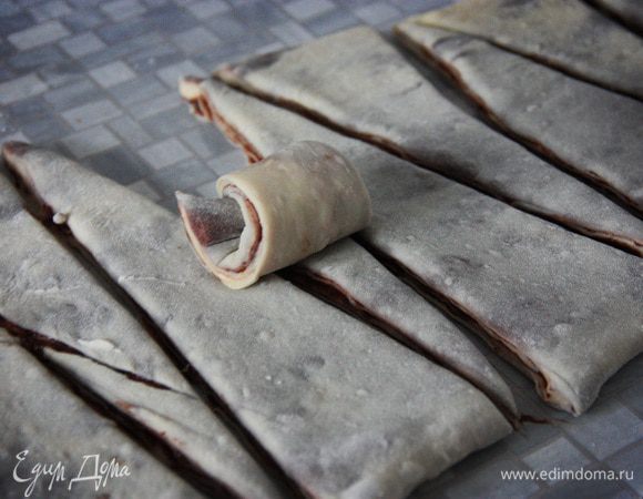 Получившуюся заготовку нарезать на треугольники с основанием примерно 8 см.