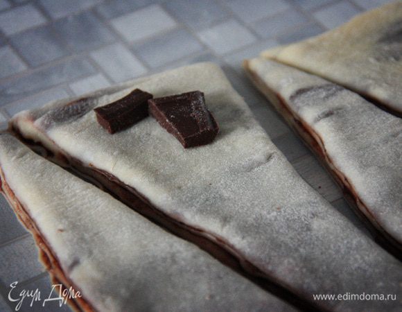 Если вы вдруг являетесь шоколадным маньяком, то внутрь рулетиков можно завернуть кусочки шоколада.