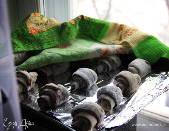 Близка кульминация. Выложить булочки на противень, оставить подходить на час-полтора. Смазать булочки яйцом и отправить в разогретую до 200°С духовку на 20-30 мин. Всё зависит от вашей духовки, дорогуши.