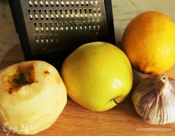 Для пюре нам нужны айва, яблоко, лимонный сок и чеснок.