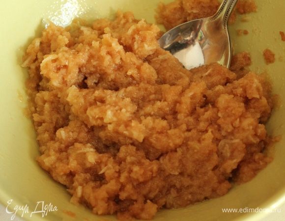 Яблоко и айву очистить от кожицы и натереть на мелкой терке, добавить лимонный сок, оливковое масло  и чеснок. Хорошо перемешать, приправить солью и перцем.