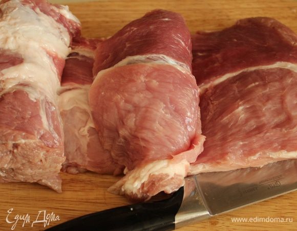 Сделать на мясе продольные надрезы, не дорезая до конца. Посолить и поперчить внутри и снаружи.