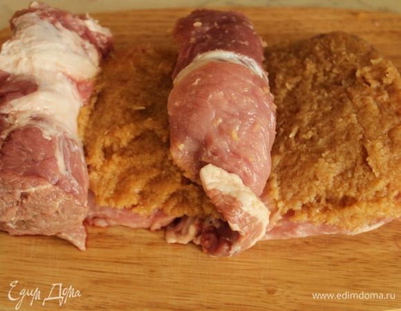 Обильно намазать мясо фруктовым пюре.