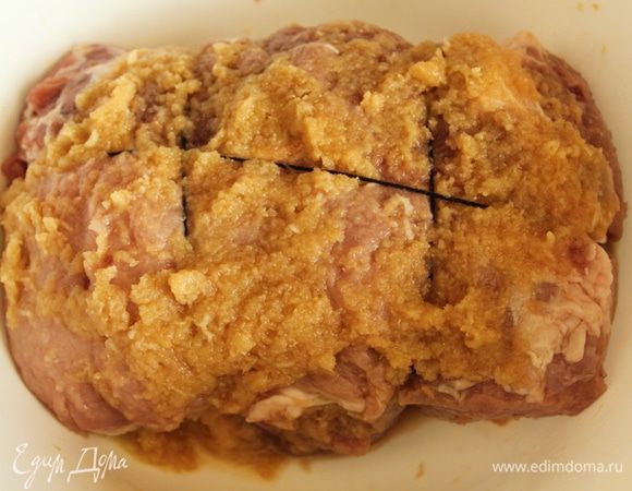 Перевязать кусок мясо кулинарным шпагатом и оставить мариноваться на 2-3 часа.