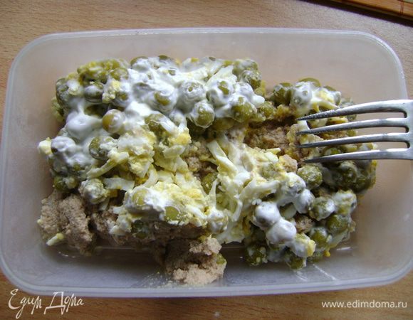 Укладываем слоями НЕ перемазывая майонезом:
1 слой печень
2 слой горошек
3 слой тертые яйца
 и все сверху смазываем майонезом.
Все наш салатик готов,дадим ему постоять,настояться и можно пробовать.
Приятного аппетита!!!!!