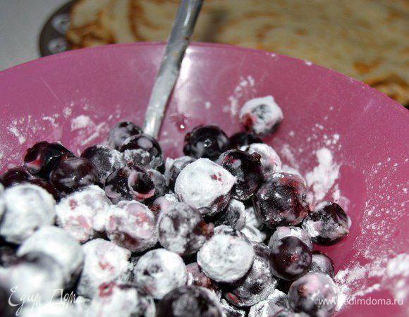 Если решите делать с ягодами,то обваляйте их в крахмале.