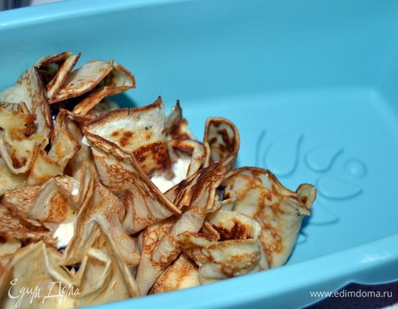 Мешочки складываем в форму.Заливаем,посыпаем лепестками и выпекаем.