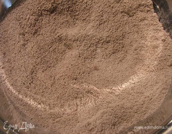 Смешать сухие ингредиенты: просеянную с разрыхлителем и солью муку, какао, сахар. 



