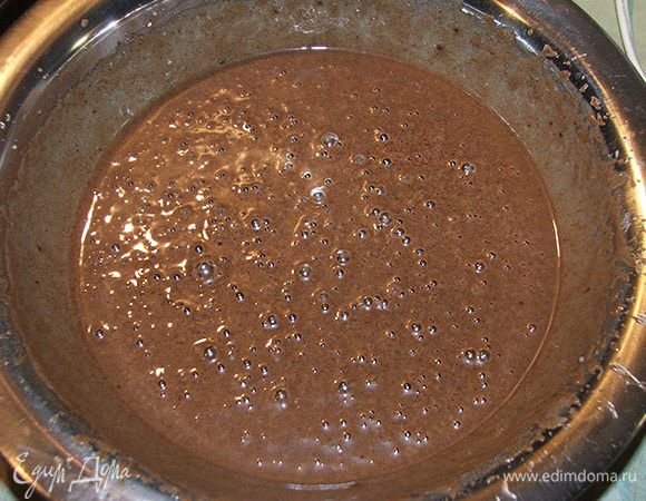 Смешать жидкие: растительное масло с уксусом и водой. Можно взять половины воды и половину какого-нибудь ликера. 

Перемешать жидкую смесь с мучной.