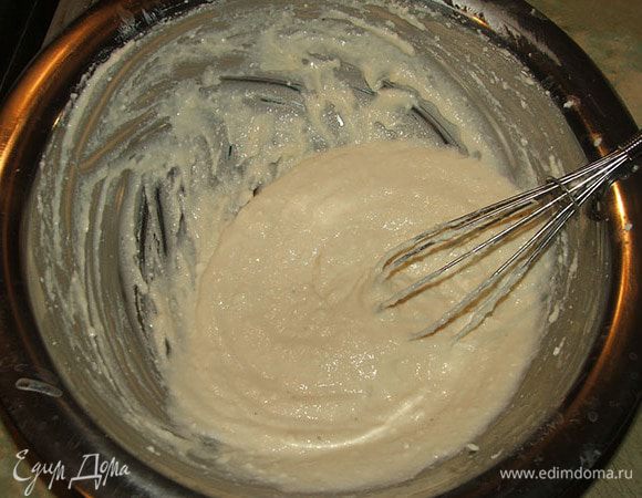 Приготовить наполнитель: смешать творожный сыр комнатной температуры с сахаром, яйцом и ванильной эссенцией, перемешать до гладкости.