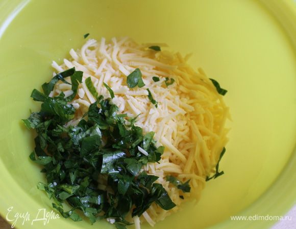 сыр тертый смешиваем с зеленью...