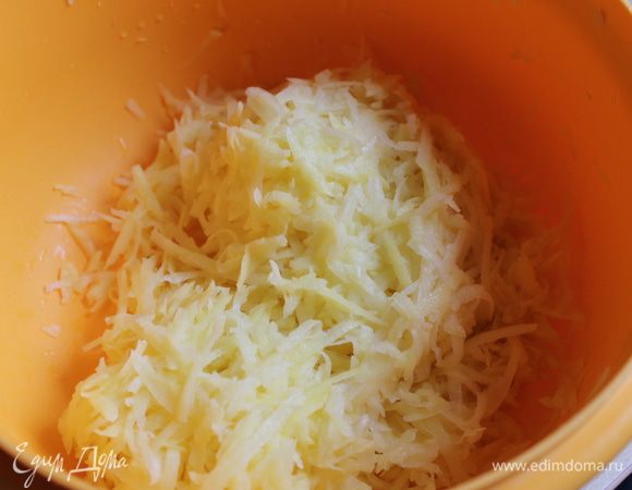 трем картофель, отжимаем сок, добавляем яйца, муку и соль..