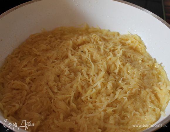 выкладываем на сковородку и зажариваем с одной стороны как блин...диаметр у меня 28 см.