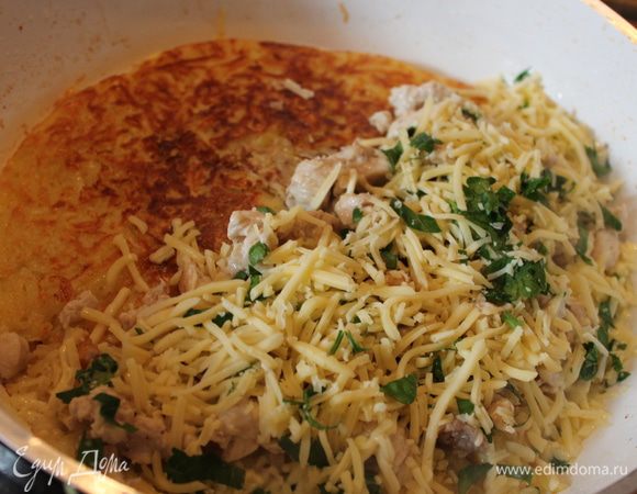 Когда поджарится блин, переворачиваем его, и выкладываем на одну половину мясо и сверху сыр..