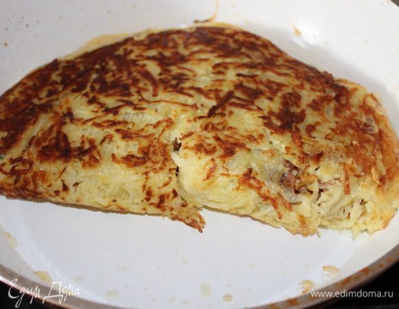 даем сыру немного расплавится... и заворачиваем наш картофельный блин на верх и обжариваем с двух сторон уже по 3 минуты.