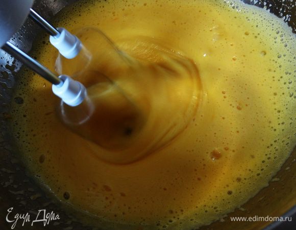 Духовку разогреть до 180*С. Смешать яйца и сахар в огнеупорной посуде. Хорошенько взбить.