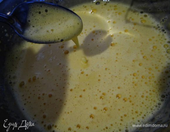 Поставить посуду на водяную баню и тщательно взбить 5-8 минут.  Масса должна в объеме увеличиться  в 2-3 раза и принять более светлый цвет.  Внимательно следите за баней: температура яиц не должна превышать 38*С, иначе они свернуться.   