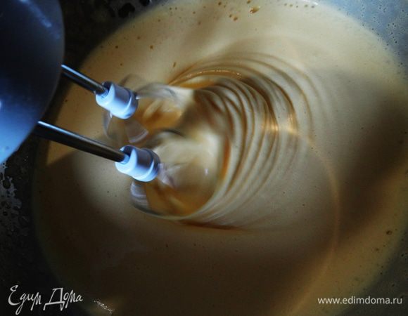 Снять посуду с бани и продолжить взбивать до охлаждения. 
